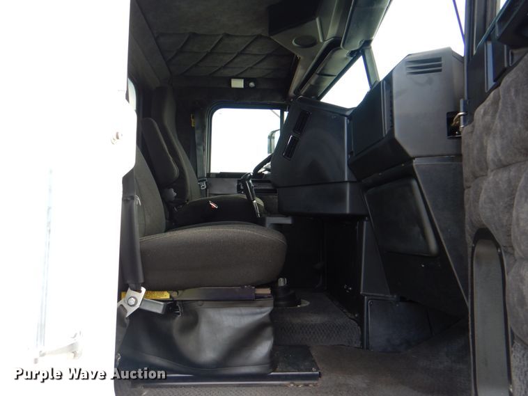 image for item HT9273 2010 Freightliner FLD120  semi truck