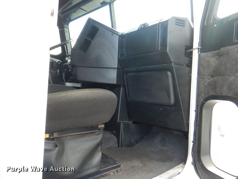 image for item HT9273 2010 Freightliner FLD120  semi truck