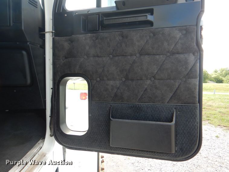 image for item HT9273 2010 Freightliner FLD120  semi truck