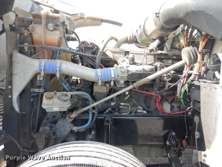 image for item HT9273 2010 Freightliner FLD120  semi truck