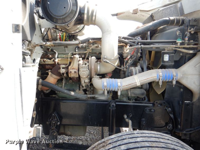 image for item HT9273 2010 Freightliner FLD120  semi truck