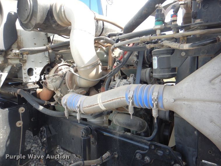 image for item HT9273 2010 Freightliner FLD120  semi truck