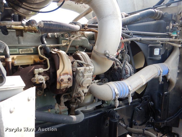 image for item HT9273 2010 Freightliner FLD120  semi truck