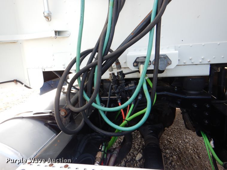 image for item HT9273 2010 Freightliner FLD120  semi truck