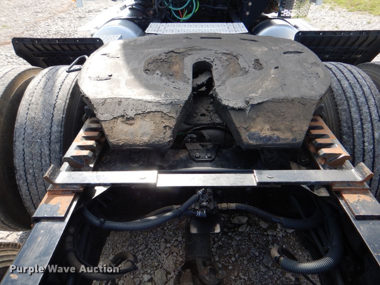 image for item HT9273 2010 Freightliner FLD120  semi truck