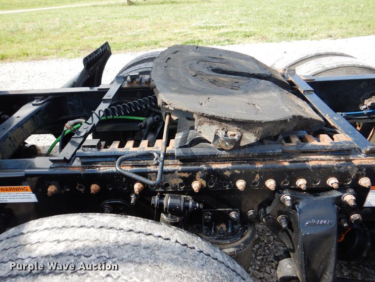 image for item HT9273 2010 Freightliner FLD120  semi truck