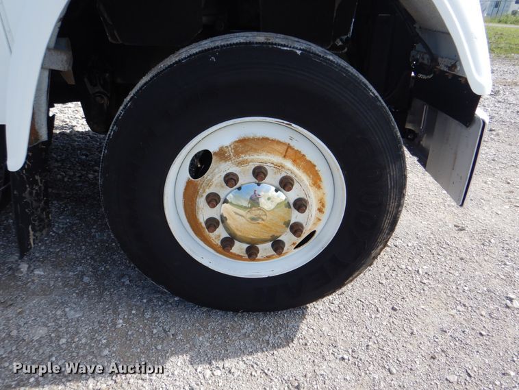 image for item HT9273 2010 Freightliner FLD120  semi truck