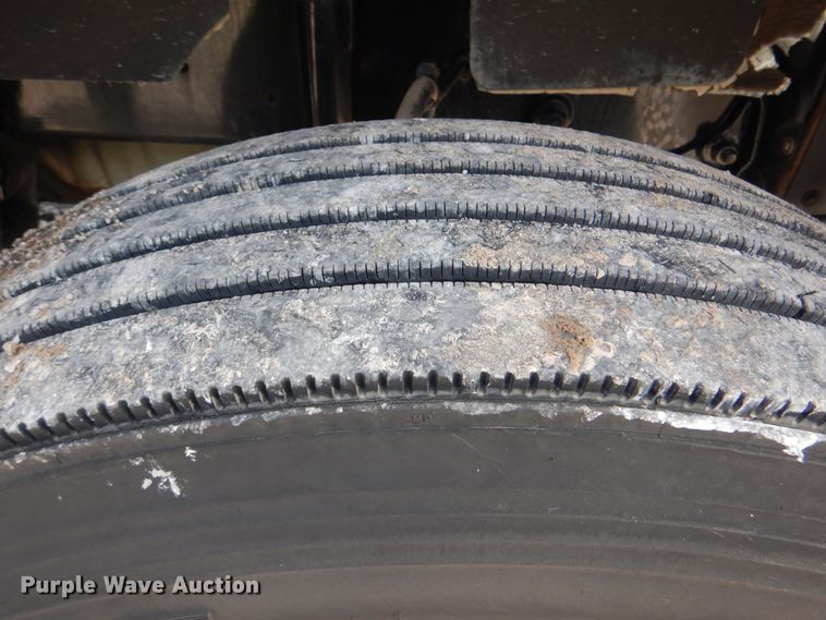 image for item HT9273 2010 Freightliner FLD120  semi truck