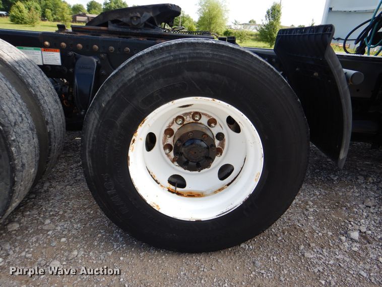 image for item HT9273 2010 Freightliner FLD120  semi truck