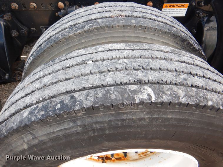 image for item HT9273 2010 Freightliner FLD120  semi truck