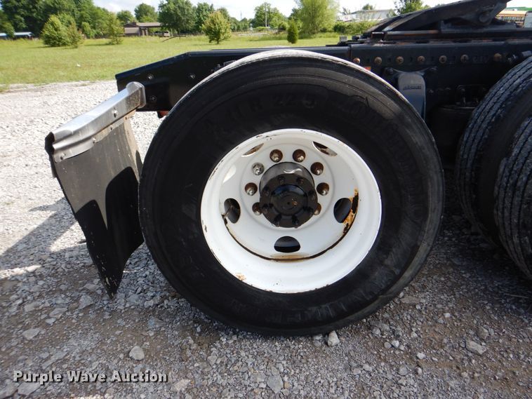 image for item HT9273 2010 Freightliner FLD120  semi truck