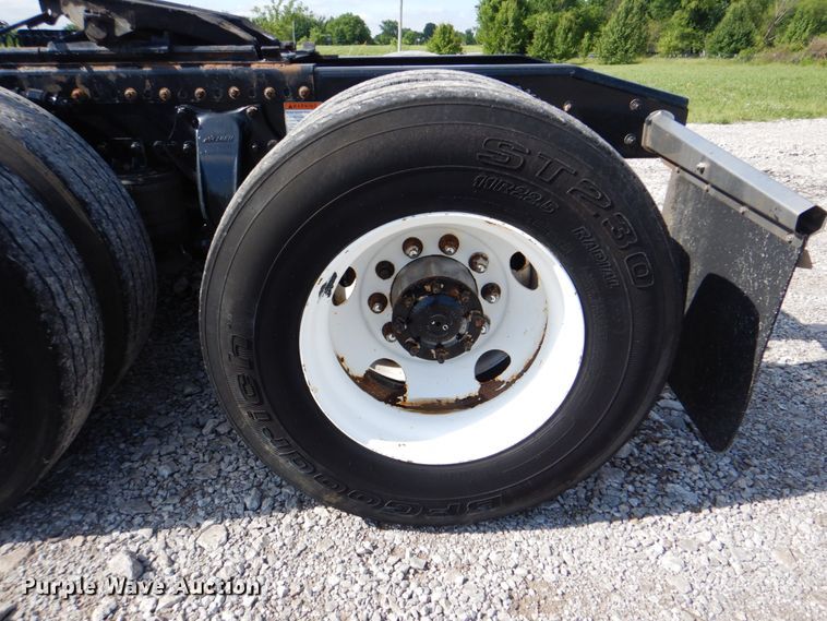 image for item HT9273 2010 Freightliner FLD120  semi truck