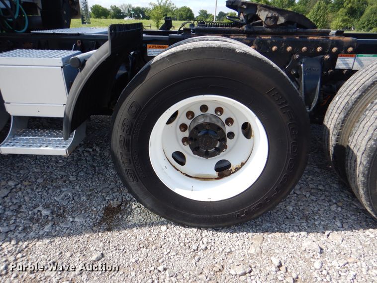 image for item HT9273 2010 Freightliner FLD120  semi truck