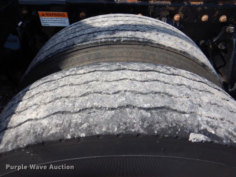 image for item HT9273 2010 Freightliner FLD120  semi truck