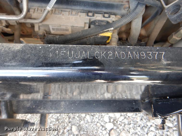 image for item HT9273 2010 Freightliner FLD120  semi truck