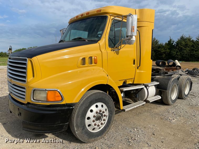 image for item IC9274 1998 Ford LA9000  semi truck