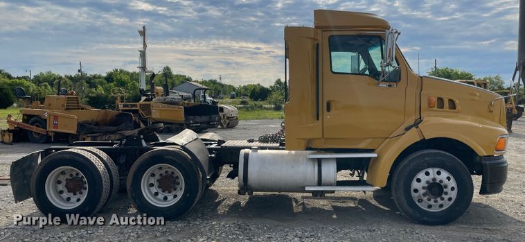 image for item IC9274 1998 Ford LA9000  semi truck