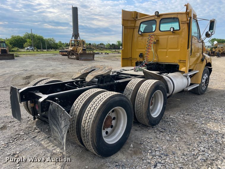 image for item IC9274 1998 Ford LA9000  semi truck