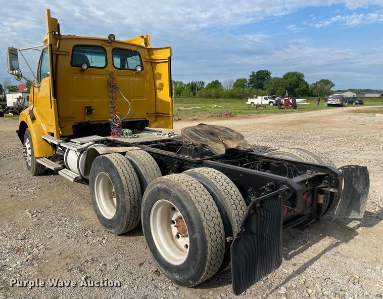 image for item IC9274 1998 Ford LA9000  semi truck