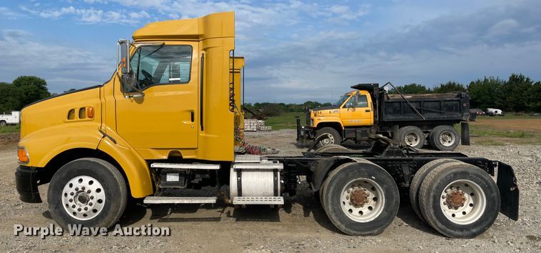 image for item IC9274 1998 Ford LA9000  semi truck