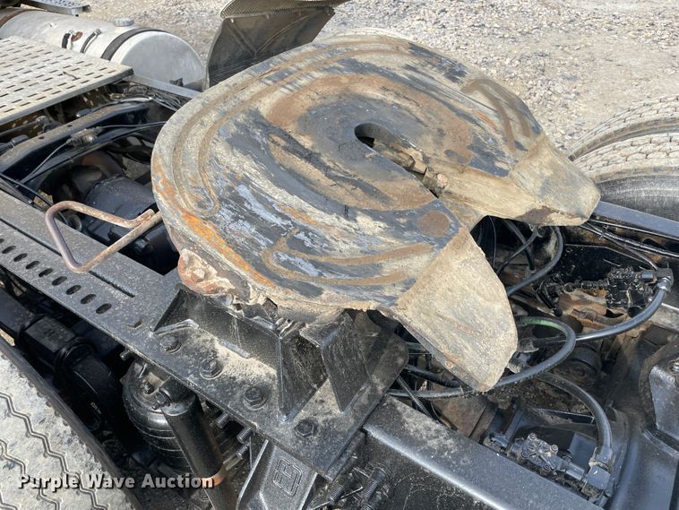 image for item IC9274 1998 Ford LA9000  semi truck