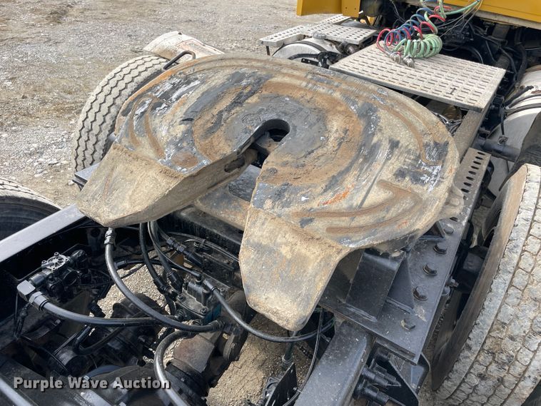 image for item IC9274 1998 Ford LA9000  semi truck