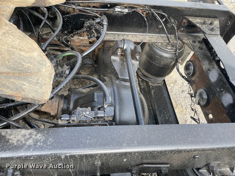 image for item IC9274 1998 Ford LA9000  semi truck