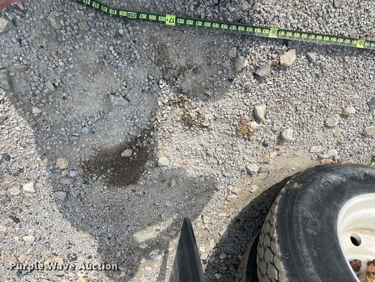 image for item IC9274 1998 Ford LA9000  semi truck