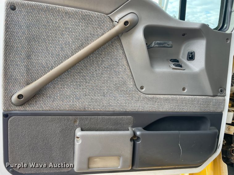 image for item IC9274 1998 Ford LA9000  semi truck