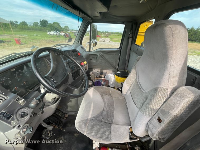 image for item IC9274 1998 Ford LA9000  semi truck