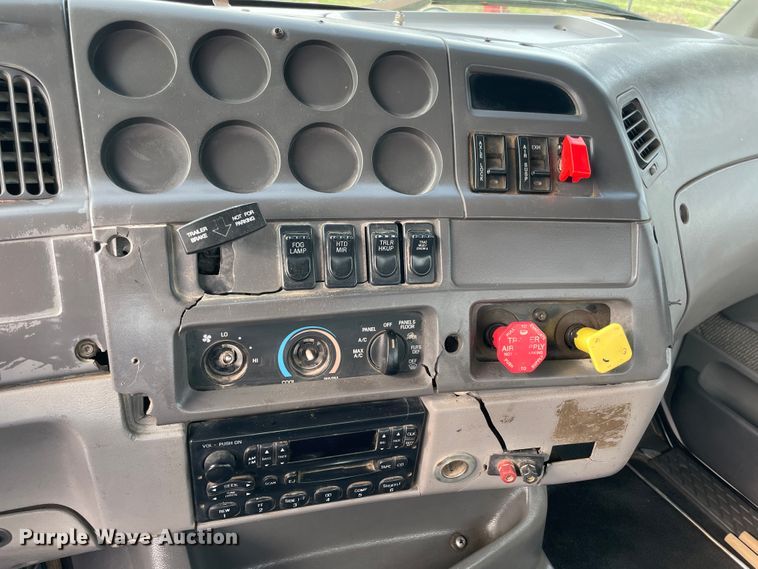 image for item IC9274 1998 Ford LA9000  semi truck