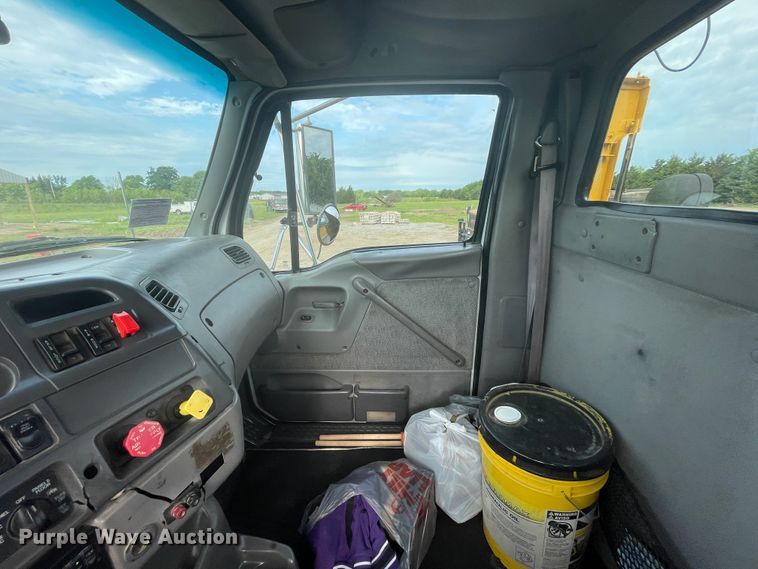 image for item IC9274 1998 Ford LA9000  semi truck