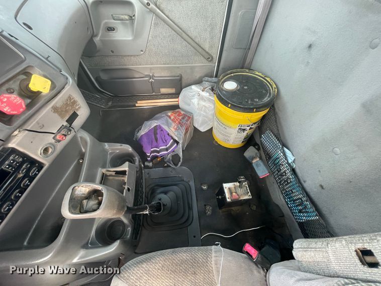 image for item IC9274 1998 Ford LA9000  semi truck