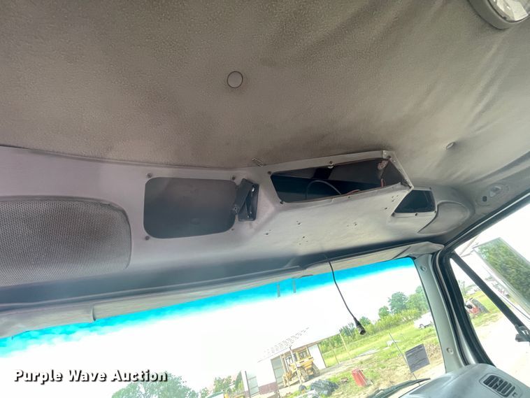 image for item IC9274 1998 Ford LA9000  semi truck