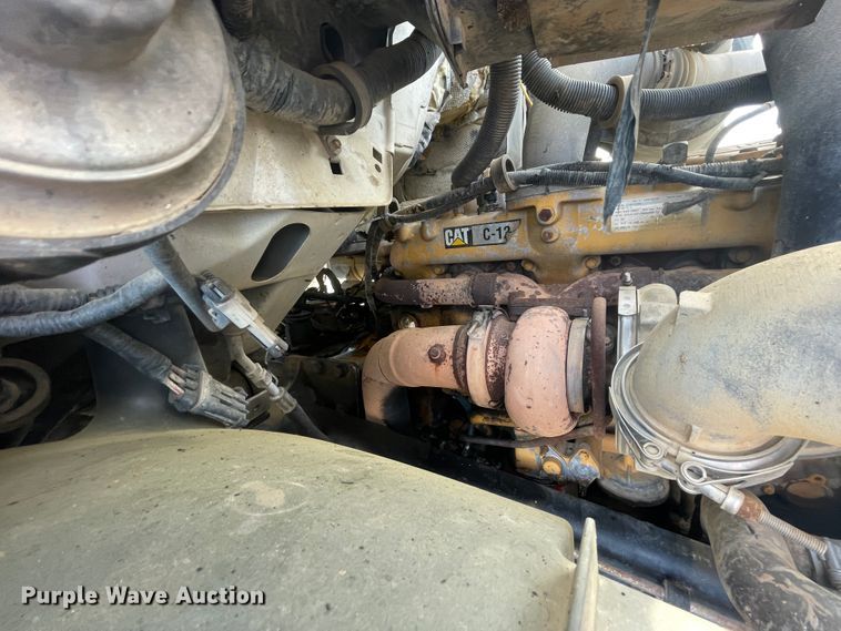 image for item IC9274 1998 Ford LA9000  semi truck