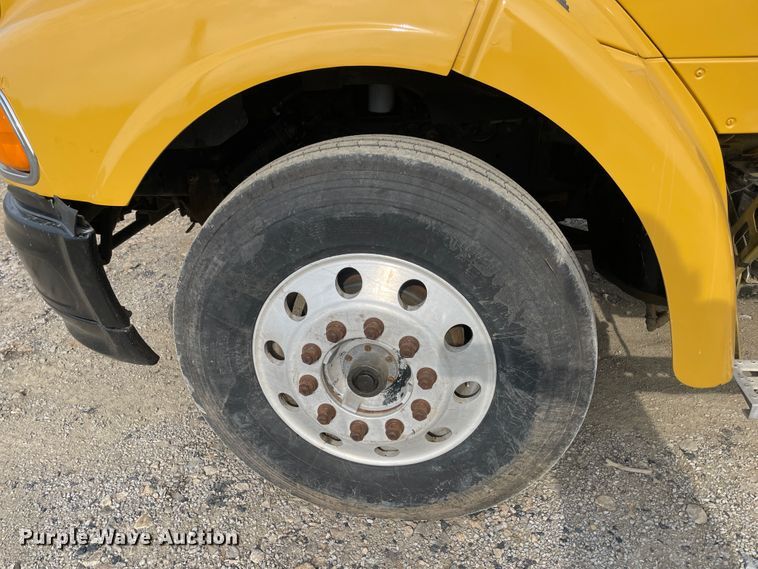 image for item IC9274 1998 Ford LA9000  semi truck