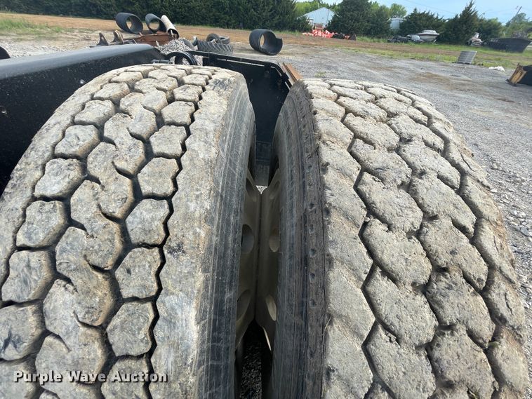 image for item IC9274 1998 Ford LA9000  semi truck