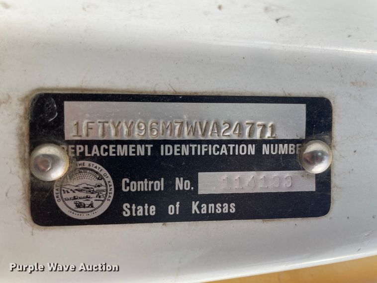 image for item IC9274 1998 Ford LA9000  semi truck