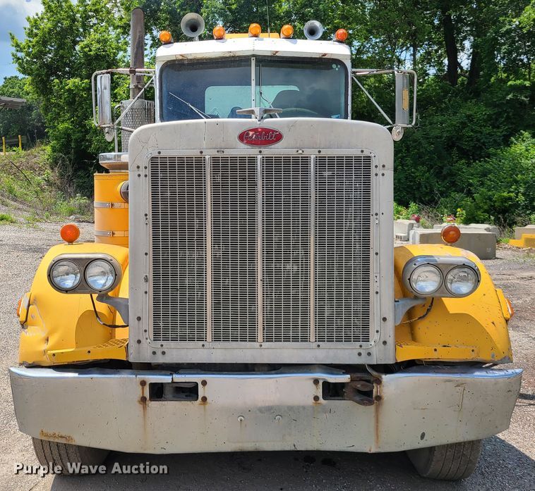 image for item IC9763 1983 Peterbilt 359  semi truck