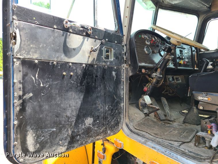 image for item IC9763 1983 Peterbilt 359  semi truck