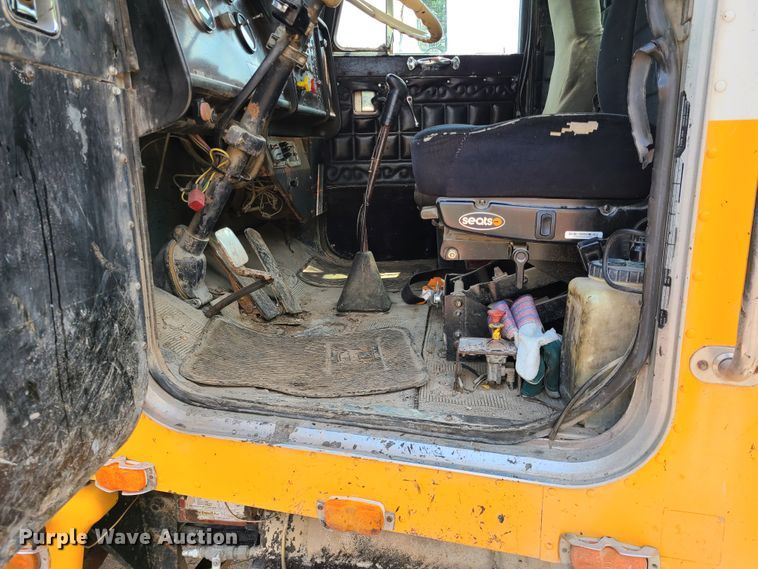 image for item IC9763 1983 Peterbilt 359  semi truck