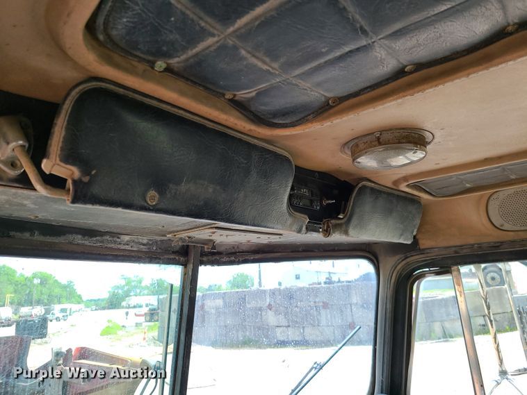 image for item IC9763 1983 Peterbilt 359  semi truck