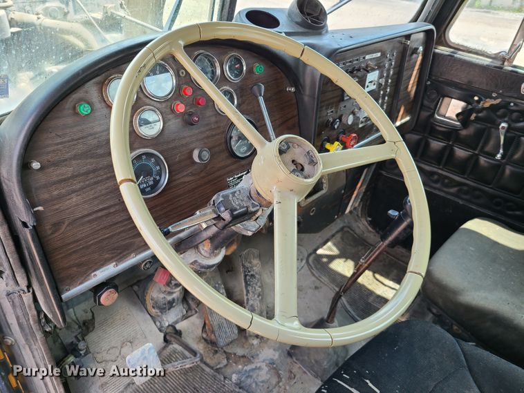 image for item IC9763 1983 Peterbilt 359  semi truck