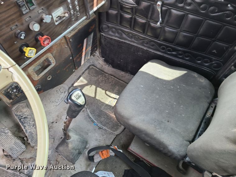 image for item IC9763 1983 Peterbilt 359  semi truck