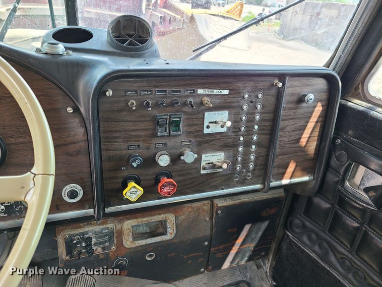 image for item IC9763 1983 Peterbilt 359  semi truck