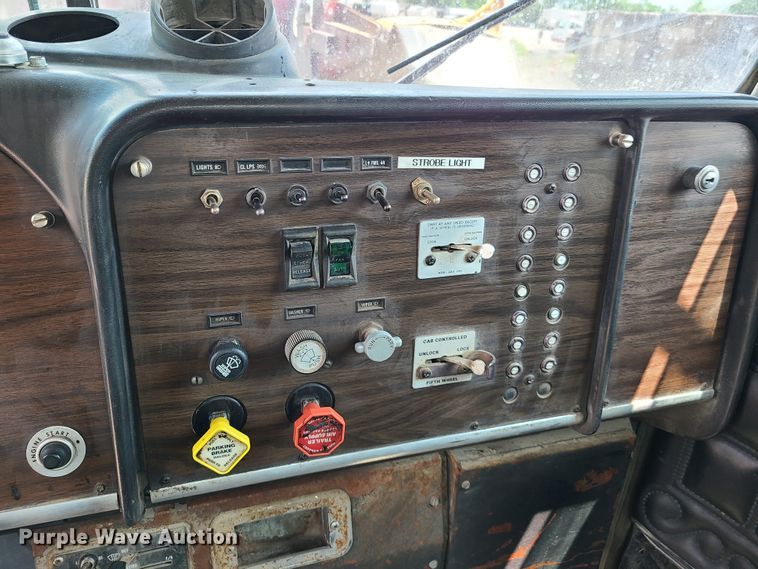 image for item IC9763 1983 Peterbilt 359  semi truck