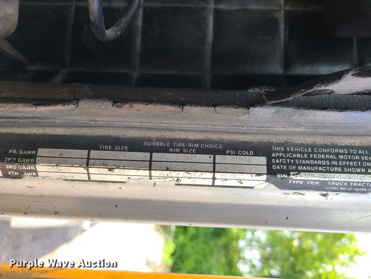 image for item IC9763 1983 Peterbilt 359  semi truck