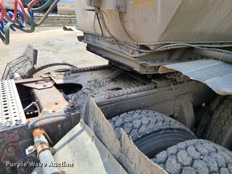 image for item IC9763 1983 Peterbilt 359  semi truck