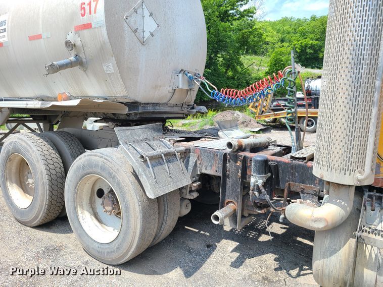 image for item IC9763 1983 Peterbilt 359  semi truck