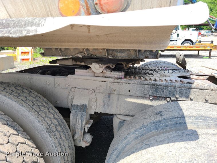 image for item IC9763 1983 Peterbilt 359  semi truck